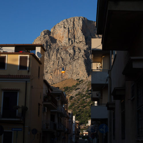 5 agosto. Siamo a Villagrazia di Carini per la commemorazione dell'omicidio di Nino Agostino e della moglie Ida Castelluccio vittime innocenti di mafia. Ancora in attesa di giustizia