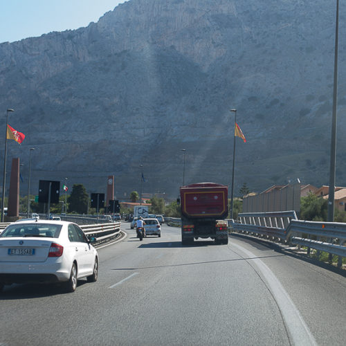 Lungo l'autostrada verso Palermo all'altezza dello svincolo di Capaci due stele commemorano la strage di mafia del 23 maggio 1993